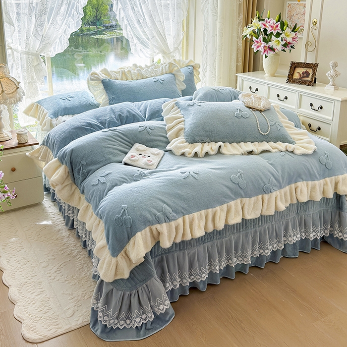 91家纺网 家纺一手货源 找家纺 宜凡家纺 2025新款兔绒提花牛奶绒夹棉床盖四件套 樱桃 苍青