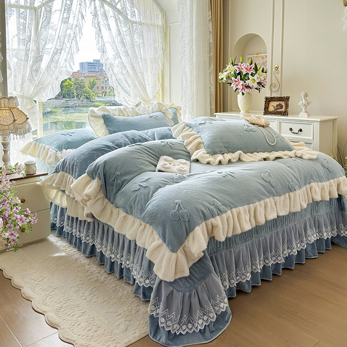 91家纺网 家纺一手货源 找家纺 宜凡家纺 2025新款兔绒提花牛奶绒夹棉床盖四件套 樱桃 苍青