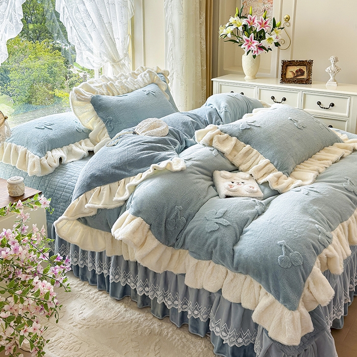 91家纺网 家纺一手货源 找家纺 宜凡家纺 2025新款兔绒提花牛奶绒夹棉床盖四件套 樱桃 苍青