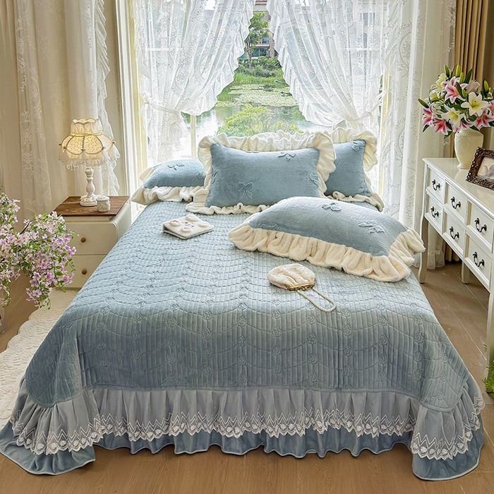 91家纺网 家纺一手货源 找家纺 宜凡家纺 2025新款兔绒提花牛奶绒夹棉床盖四件套 樱桃 苍青