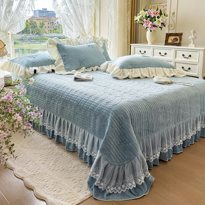 91家纺网 家纺一手货源 找家纺 宜凡家纺 2025新款兔绒提花牛奶绒夹棉床盖四件套 樱桃 苍青