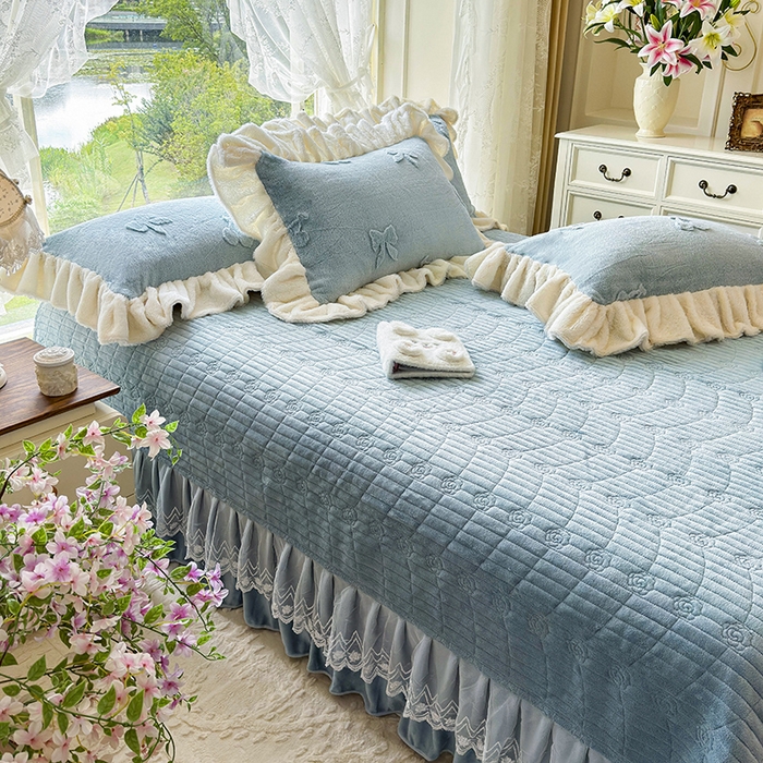 91家纺网 家纺一手货源 找家纺 宜凡家纺 2025新款兔绒提花牛奶绒夹棉床盖四件套 樱桃 苍青