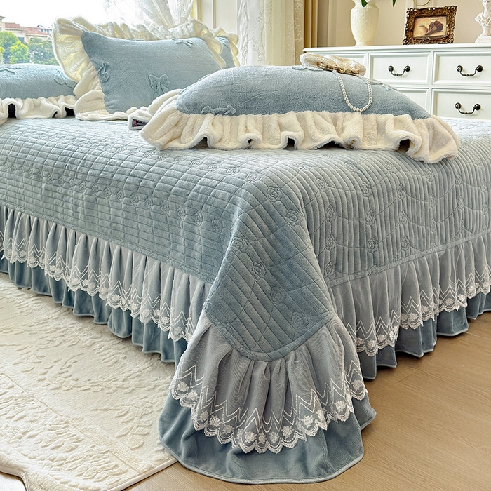 91家纺网 家纺一手货源 找家纺 宜凡家纺 2025新款兔绒提花牛奶绒夹棉床盖四件套 樱桃 苍青