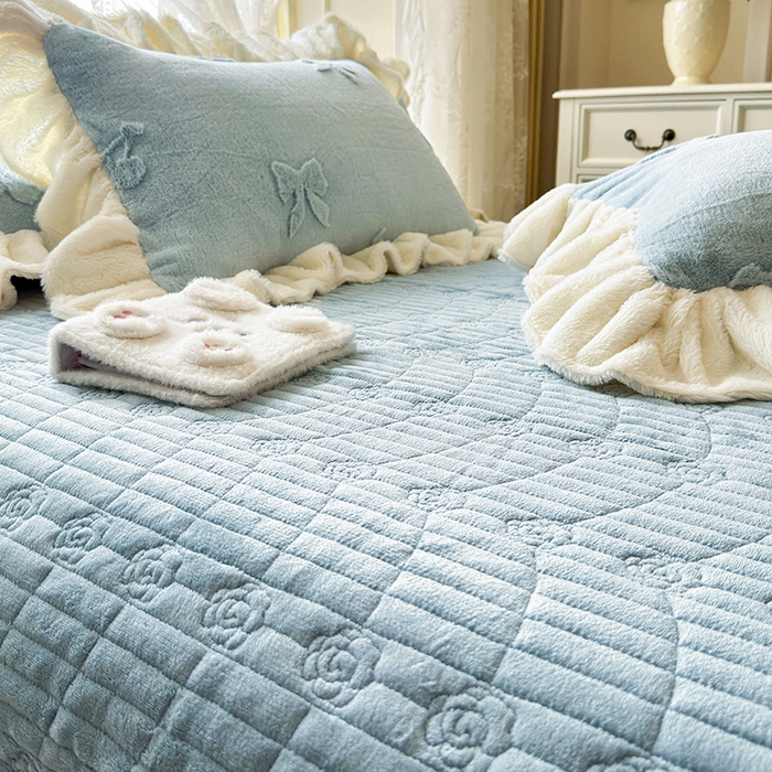 91家纺网 家纺一手货源 找家纺 宜凡家纺 2025新款兔绒提花牛奶绒夹棉床盖四件套 樱桃 苍青