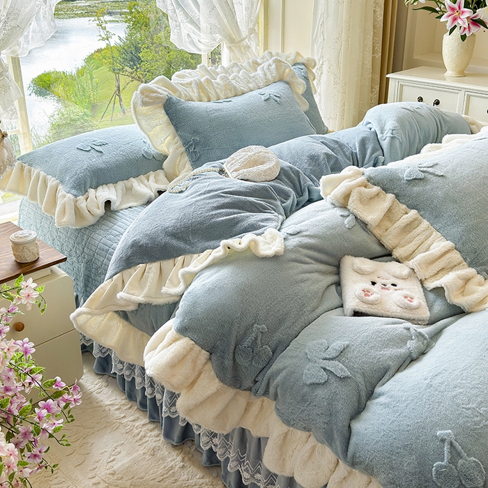 91家纺网 家纺一手货源 找家纺 宜凡家纺 2025新款兔绒提花牛奶绒夹棉床盖四件套 樱桃 苍青