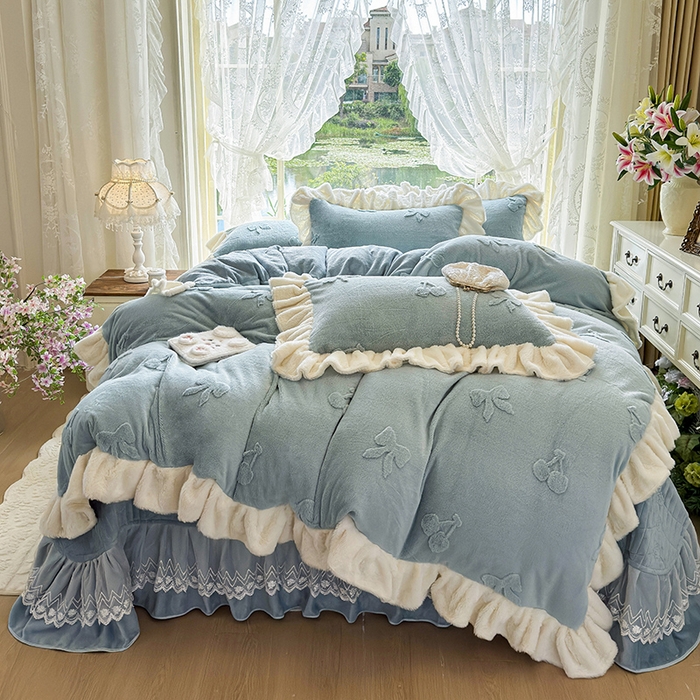 91家纺网 家纺一手货源 找家纺 宜凡家纺 2025新款兔绒提花牛奶绒夹棉床盖四件套 樱桃 苍青