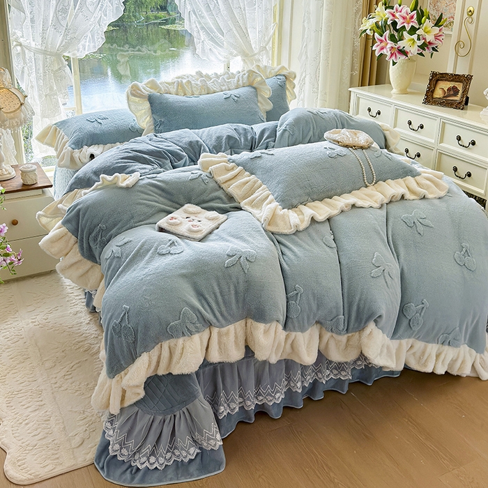 91家纺网 家纺一手货源 找家纺 宜凡家纺 2025新款兔绒提花牛奶绒夹棉床盖四件套 樱桃 苍青