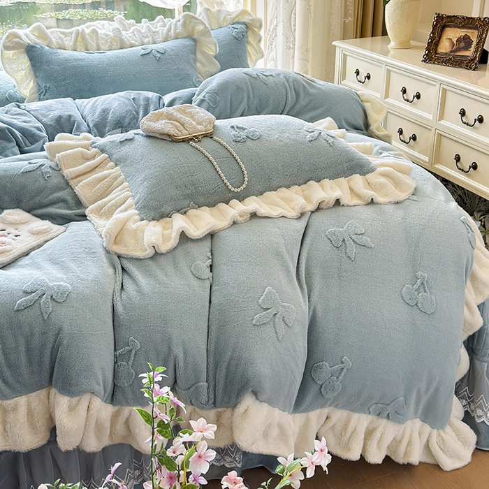 91家纺网 家纺一手货源 找家纺 宜凡家纺 2025新款兔绒提花牛奶绒夹棉床盖四件套 樱桃 苍青