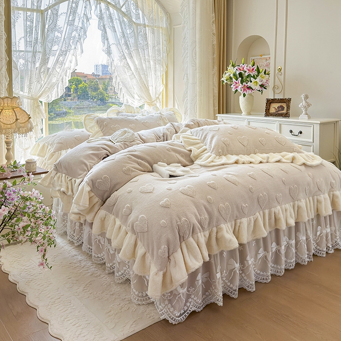 91家纺网 家纺一手货源 找家纺 宜凡家纺 2025新款兔绒提花牛奶绒夹棉床裙四件套 爱心 驼色