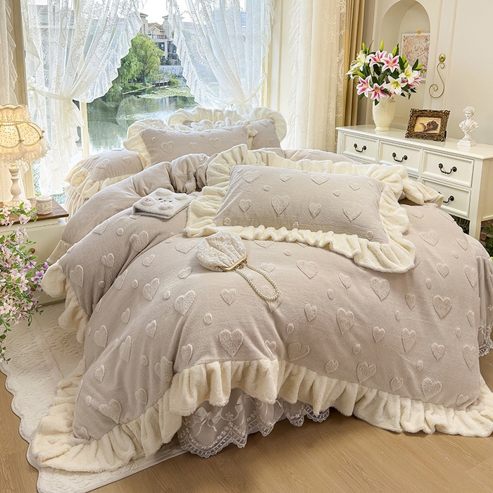 91家纺网 家纺一手货源 找家纺 宜凡家纺 2025新款兔绒提花牛奶绒夹棉床裙四件套 爱心 驼色