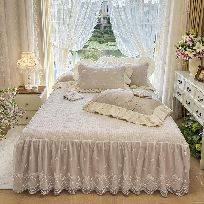 91家纺网 家纺一手货源 找家纺 宜凡家纺 2025新款兔绒提花牛奶绒夹棉床裙四件套 爱心 驼色