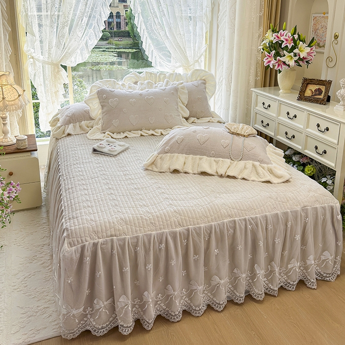 91家纺网 家纺一手货源 找家纺 宜凡家纺 2025新款兔绒提花牛奶绒夹棉床裙四件套 爱心 驼色