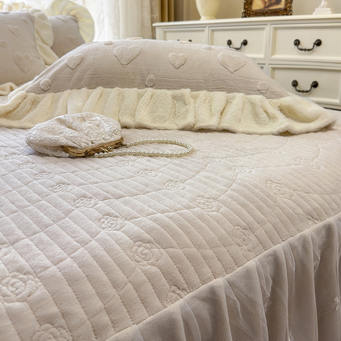 91家纺网 家纺一手货源 找家纺 宜凡家纺 2025新款兔绒提花牛奶绒夹棉床裙四件套 爱心 驼色