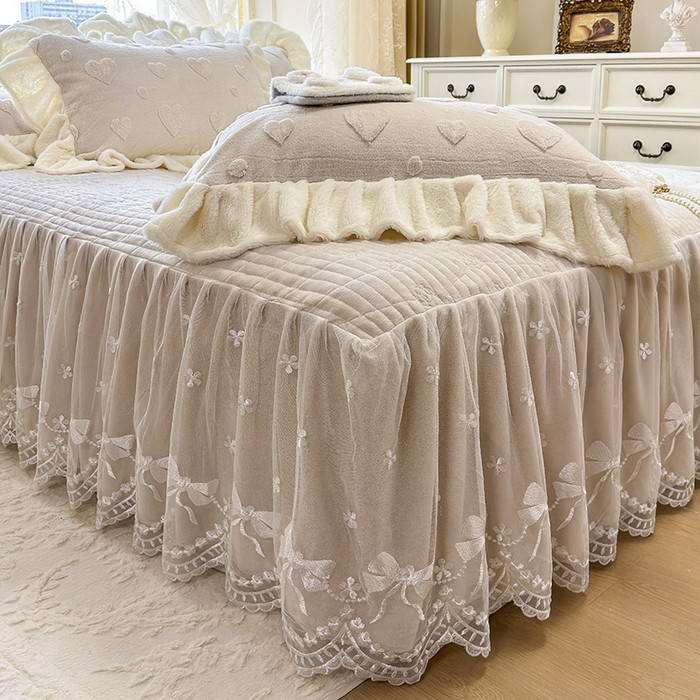 91家纺网 家纺一手货源 找家纺 宜凡家纺 2025新款兔绒提花牛奶绒夹棉床裙四件套 爱心 驼色