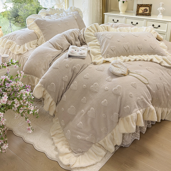 91家纺网 家纺一手货源 找家纺 宜凡家纺 2025新款兔绒提花牛奶绒夹棉床裙四件套 爱心 驼色