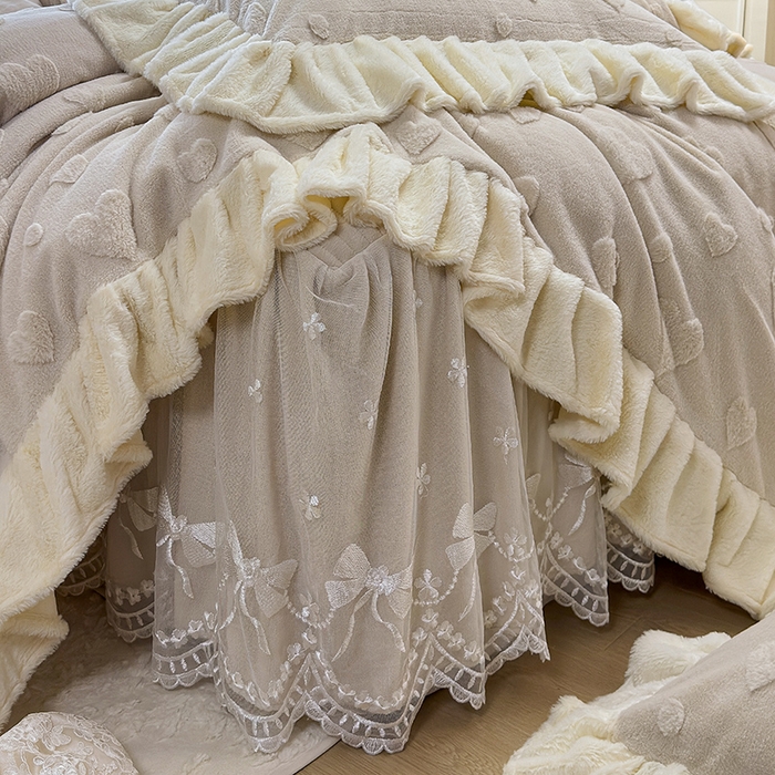 91家纺网 家纺一手货源 找家纺 宜凡家纺 2025新款兔绒提花牛奶绒夹棉床裙四件套 爱心 驼色