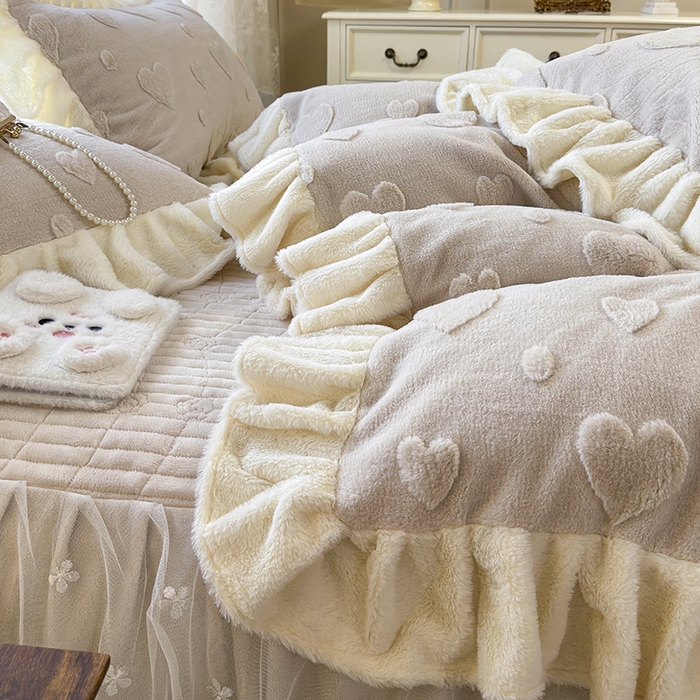 91家纺网 家纺一手货源 找家纺 宜凡家纺 2025新款兔绒提花牛奶绒夹棉床裙四件套 爱心 驼色