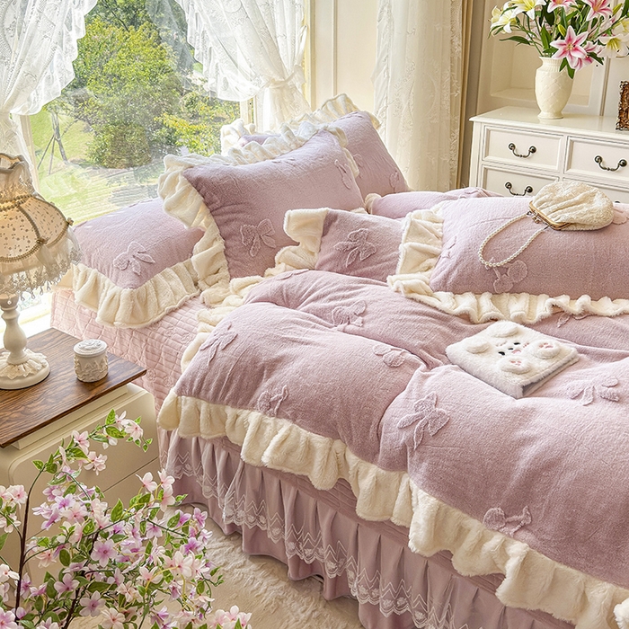 91家纺网 家纺一手货源 找家纺 宜凡家纺 2025新款兔绒提花牛奶绒夹棉床盖四件套 樱桃 豆沙紫