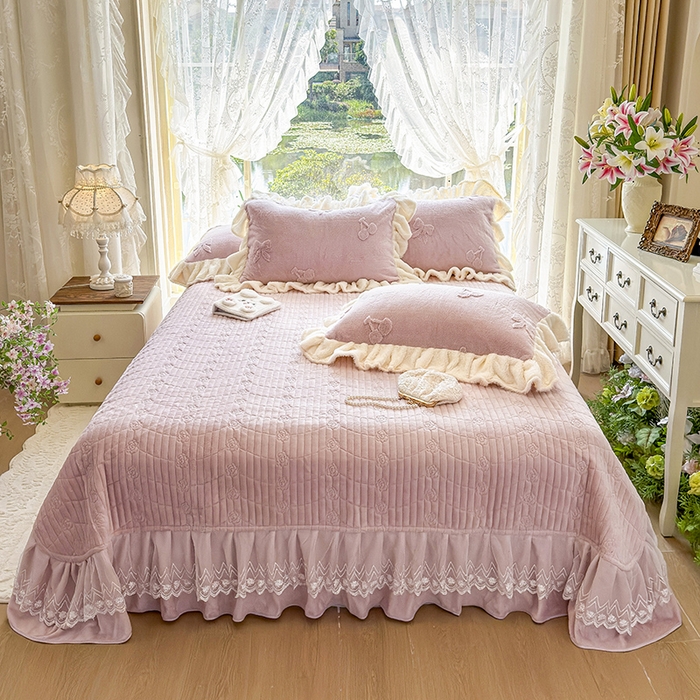 91家纺网 家纺一手货源 找家纺 宜凡家纺 2025新款兔绒提花牛奶绒夹棉床盖四件套 樱桃 豆沙紫