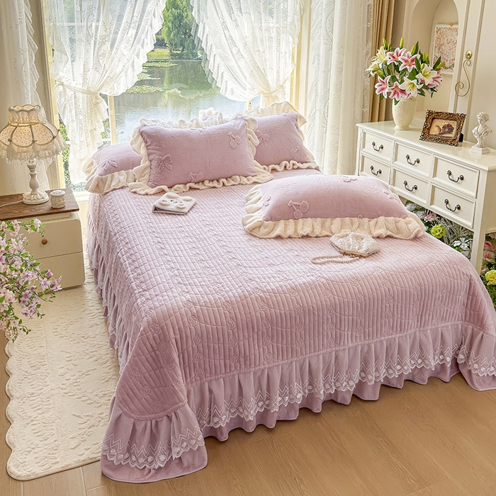 91家纺网 家纺一手货源 找家纺 宜凡家纺 2025新款兔绒提花牛奶绒夹棉床盖四件套 樱桃 豆沙紫