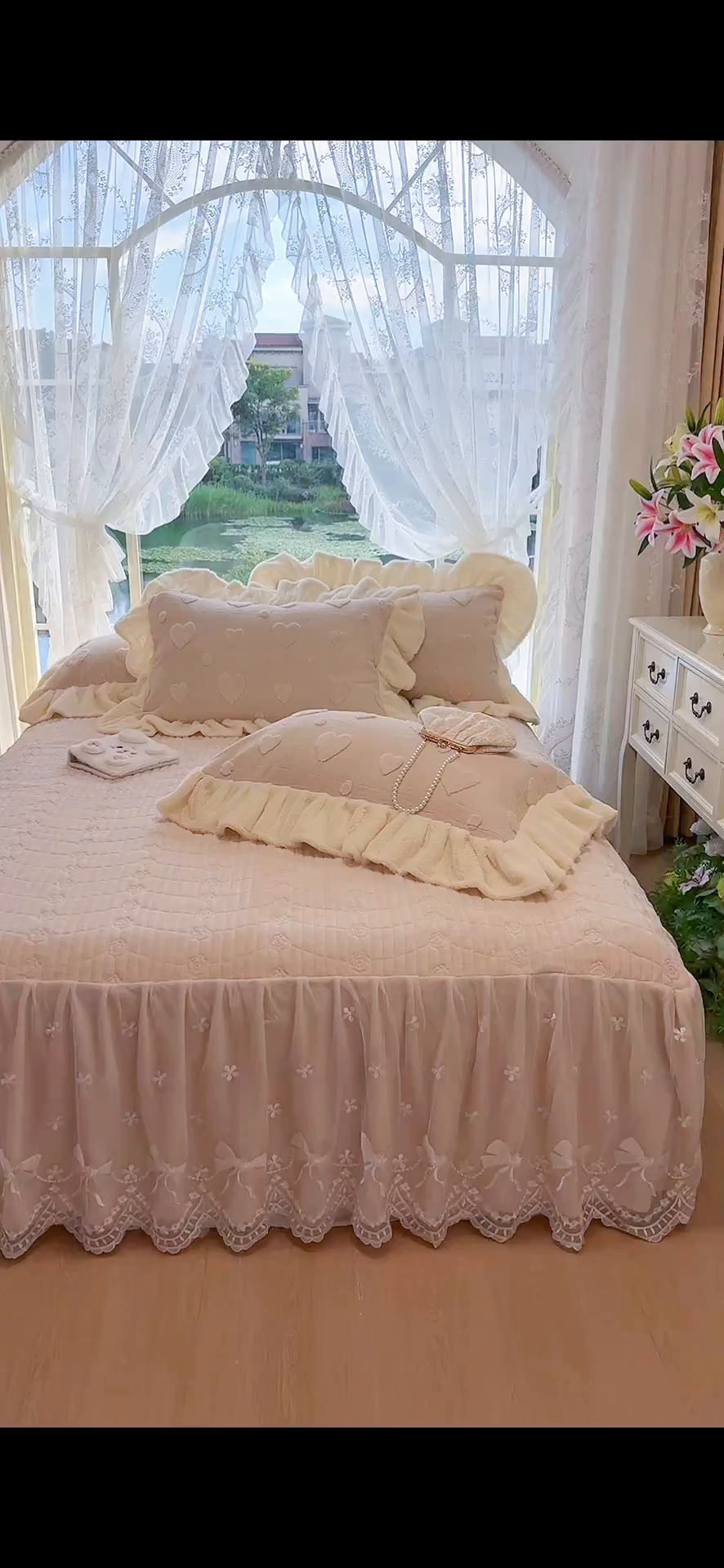 91家纺网 家纺一手货源 找家纺 宜凡家纺 2025新款兔绒提花牛奶绒夹棉床裙四件套 爱心 驼色