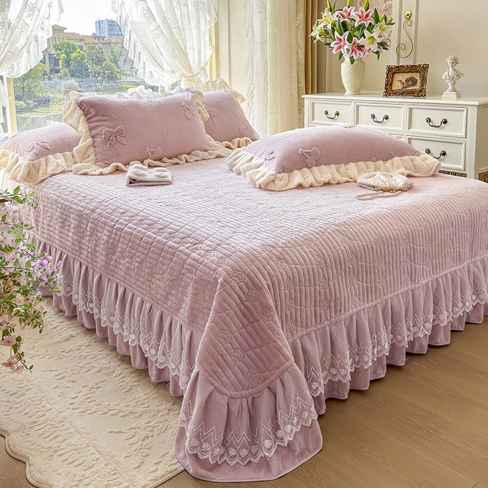 91家纺网 家纺一手货源 找家纺 宜凡家纺 2025新款兔绒提花牛奶绒夹棉床盖四件套 樱桃 豆沙紫