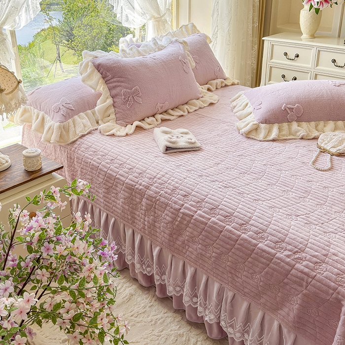 91家纺网 家纺一手货源 找家纺 宜凡家纺 2025新款兔绒提花牛奶绒夹棉床盖四件套 樱桃 豆沙紫