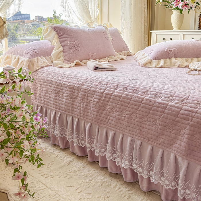 91家纺网 家纺一手货源 找家纺 宜凡家纺 2025新款兔绒提花牛奶绒夹棉床盖四件套 樱桃 豆沙紫