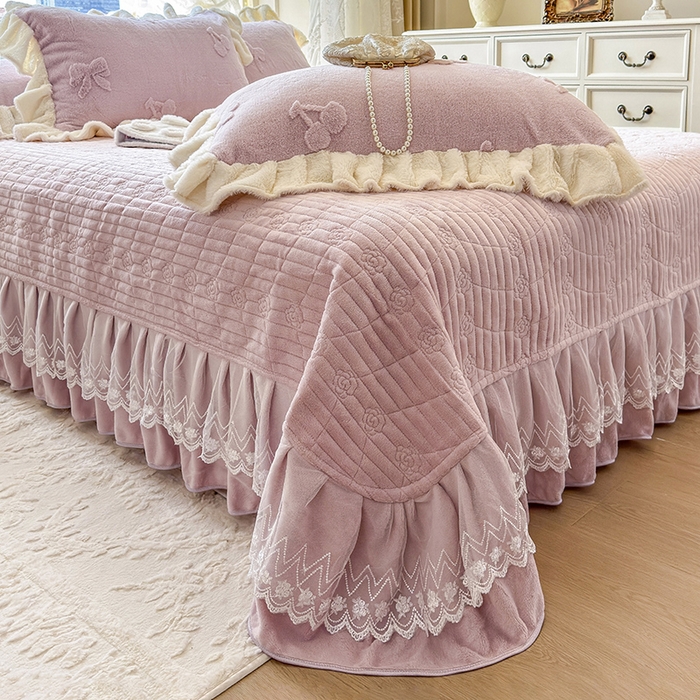 91家纺网 家纺一手货源 找家纺 宜凡家纺 2025新款兔绒提花牛奶绒夹棉床盖四件套 樱桃 豆沙紫