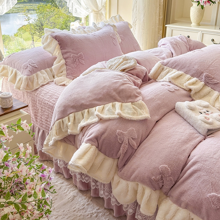 91家纺网 家纺一手货源 找家纺 宜凡家纺 2025新款兔绒提花牛奶绒夹棉床盖四件套 樱桃 豆沙紫