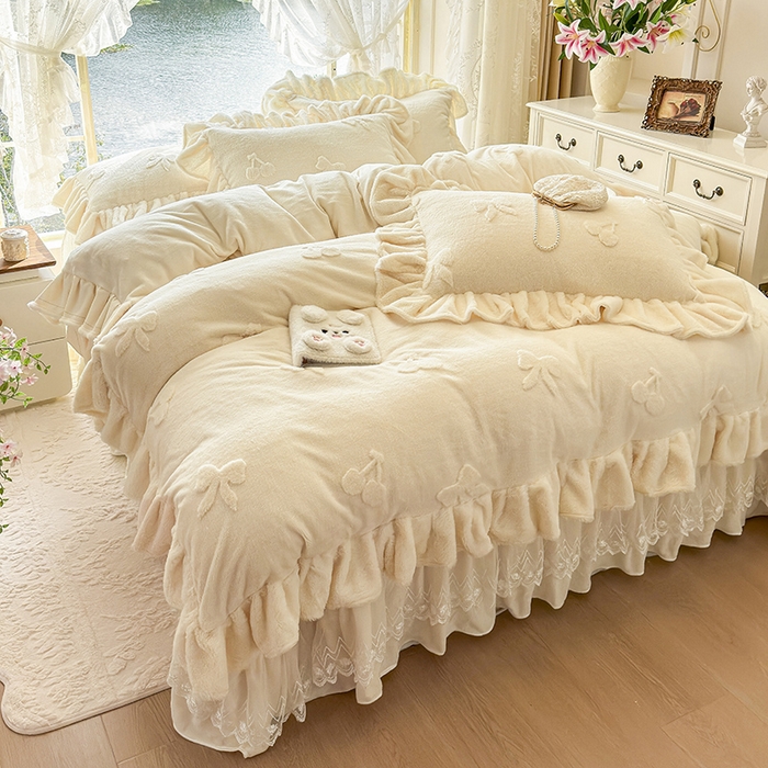 91家纺网 家纺一手货源 找家纺 宜凡家纺 2025新款兔绒提花牛奶绒夹棉床盖四件套 樱桃 奶油白