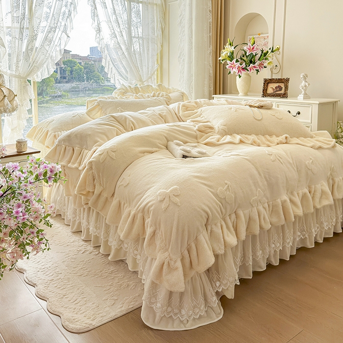 91家纺网 家纺一手货源 找家纺 宜凡家纺 2025新款兔绒提花牛奶绒夹棉床盖四件套 樱桃 奶油白