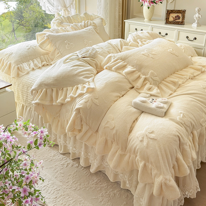 91家纺网 家纺一手货源 找家纺 宜凡家纺 2025新款兔绒提花牛奶绒夹棉床盖四件套 樱桃 奶油白