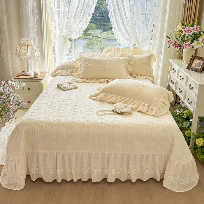 91家纺网 家纺一手货源 找家纺 宜凡家纺 2025新款兔绒提花牛奶绒夹棉床盖四件套 樱桃 奶油白