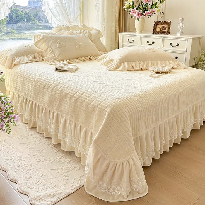 91家纺网 家纺一手货源 找家纺 宜凡家纺 2025新款兔绒提花牛奶绒夹棉床盖四件套 樱桃 奶油白