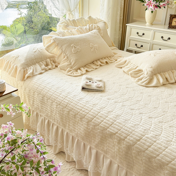 91家纺网 家纺一手货源 找家纺 宜凡家纺 2025新款兔绒提花牛奶绒夹棉床盖四件套 樱桃 奶油白