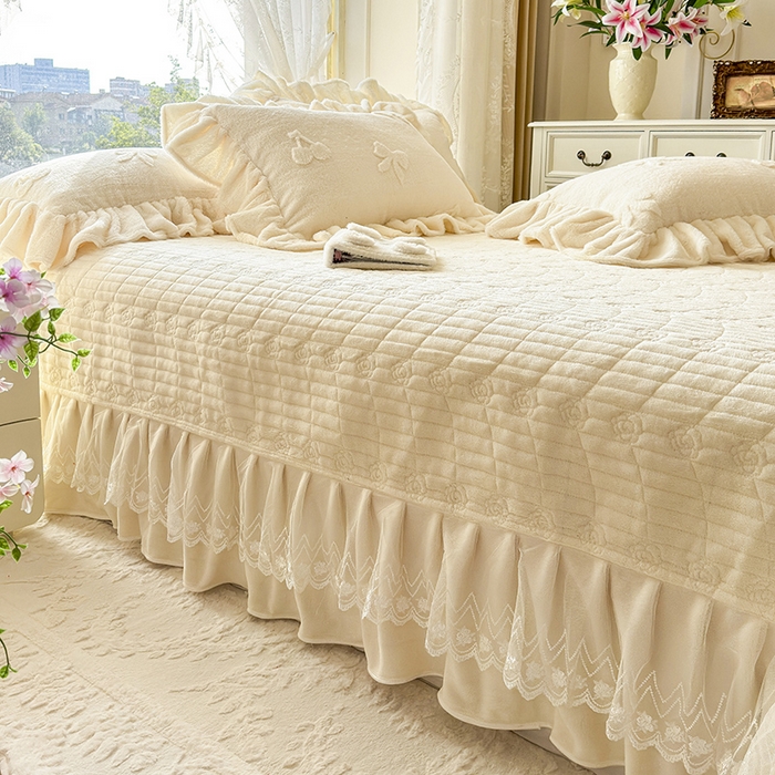 91家纺网 家纺一手货源 找家纺 宜凡家纺 2025新款兔绒提花牛奶绒夹棉床盖四件套 樱桃 奶油白