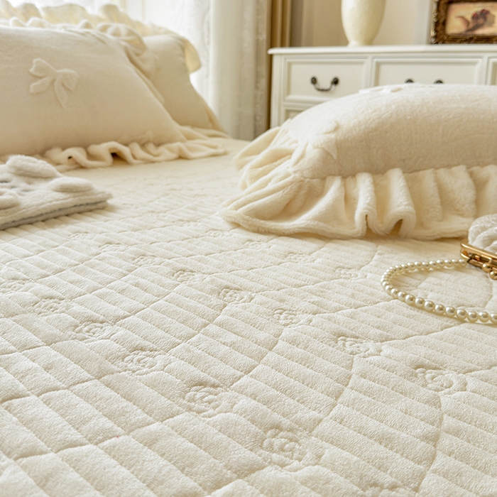 91家纺网 家纺一手货源 找家纺 宜凡家纺 2025新款兔绒提花牛奶绒夹棉床盖四件套 樱桃 奶油白