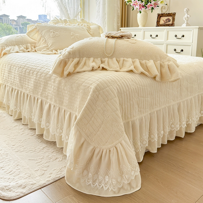 91家纺网 家纺一手货源 找家纺 宜凡家纺 2025新款兔绒提花牛奶绒夹棉床盖四件套 樱桃 奶油白