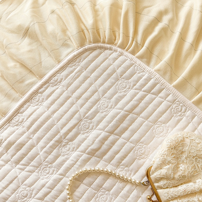 91家纺网 家纺一手货源 找家纺 宜凡家纺 2025新款兔绒提花牛奶绒夹棉床盖四件套 樱桃 奶油白