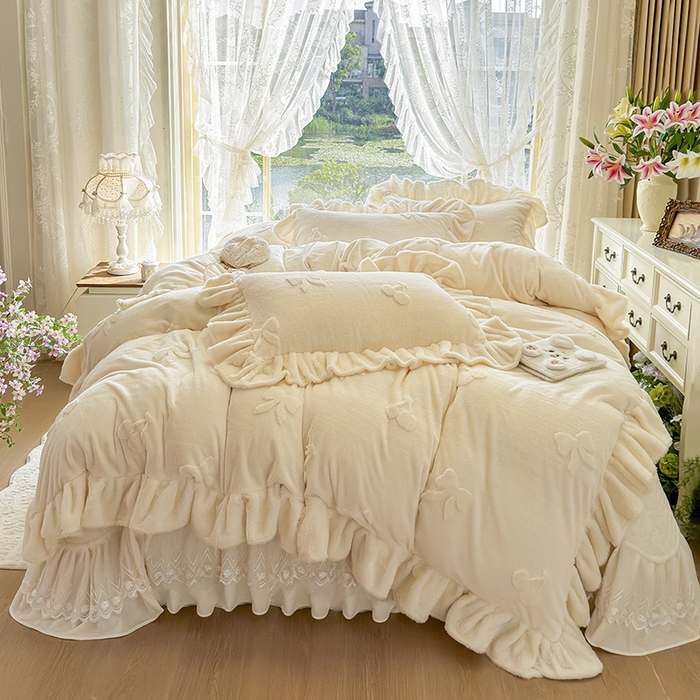 91家纺网 家纺一手货源 找家纺 宜凡家纺 2025新款兔绒提花牛奶绒夹棉床盖四件套 樱桃 奶油白