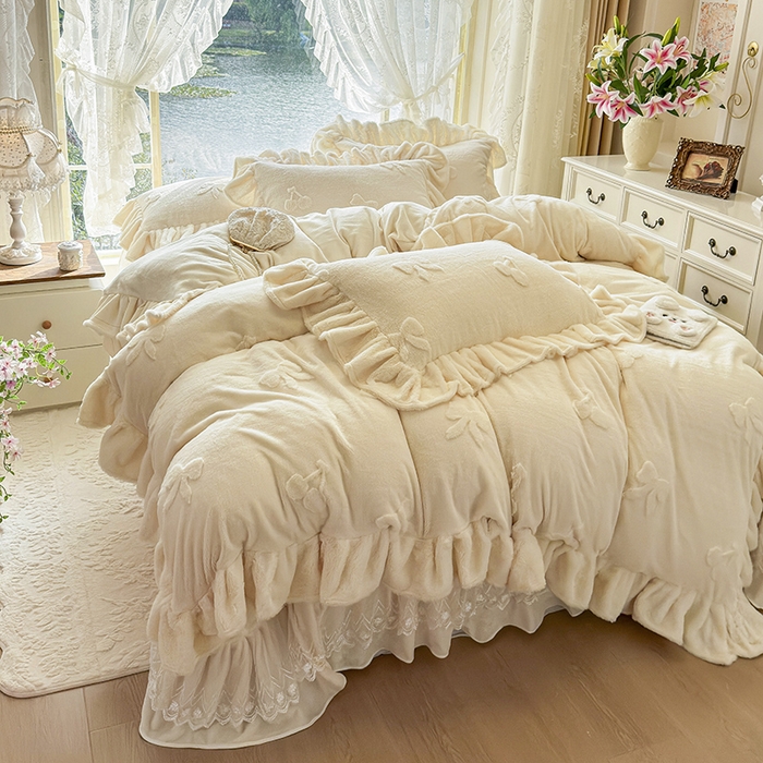 91家纺网 家纺一手货源 找家纺 宜凡家纺 2025新款兔绒提花牛奶绒夹棉床盖四件套 樱桃 奶油白