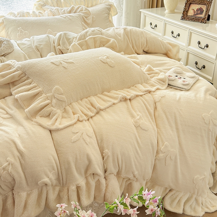 91家纺网 家纺一手货源 找家纺 宜凡家纺 2025新款兔绒提花牛奶绒夹棉床盖四件套 樱桃 奶油白