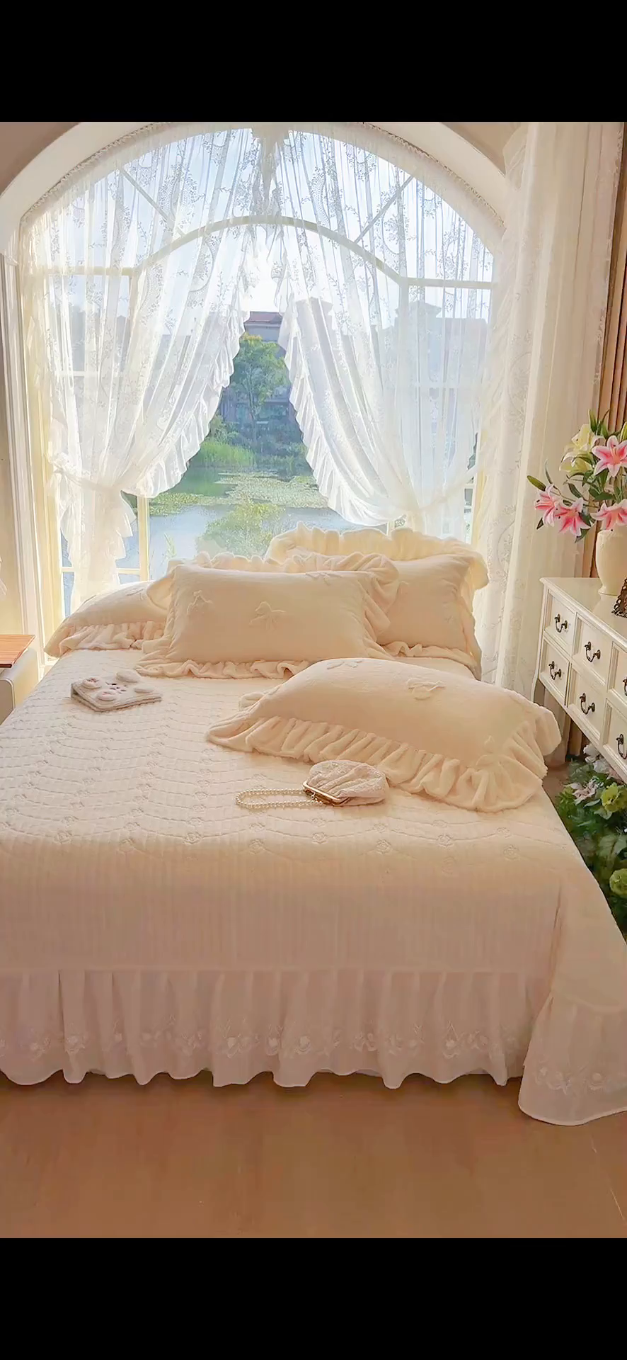 91家纺网 家纺一手货源 找家纺 宜凡家纺 2025新款兔绒提花牛奶绒夹棉床盖四件套 樱桃 奶油白