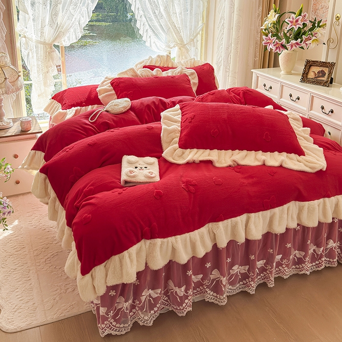 91家纺网 家纺一手货源 找家纺 宜凡家纺 2025新款兔绒提花牛奶绒夹棉床裙四件套 蝶舞 大红