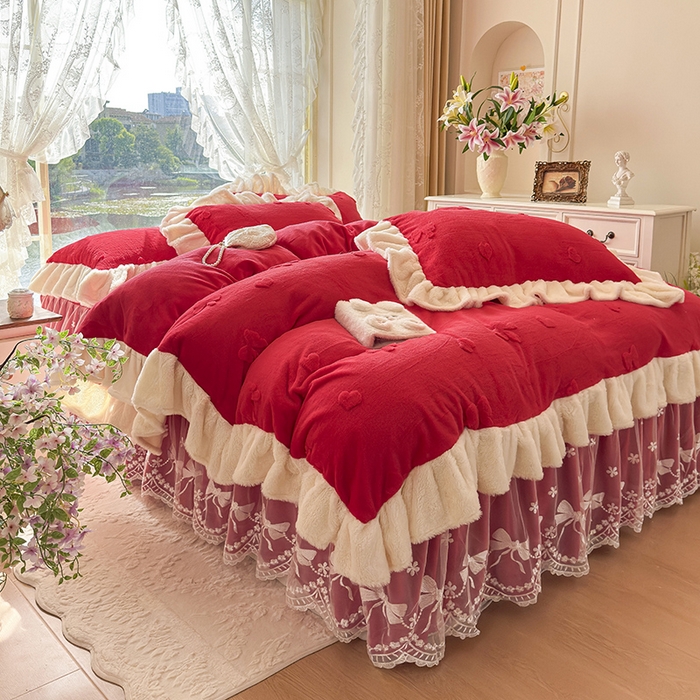 91家纺网 家纺一手货源 找家纺 宜凡家纺 2025新款兔绒提花牛奶绒夹棉床裙四件套 蝶舞 大红