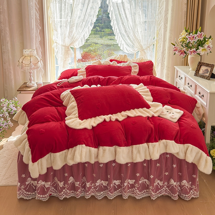 91家纺网 家纺一手货源 找家纺 宜凡家纺 2025新款兔绒提花牛奶绒夹棉床裙四件套 蝶舞 大红