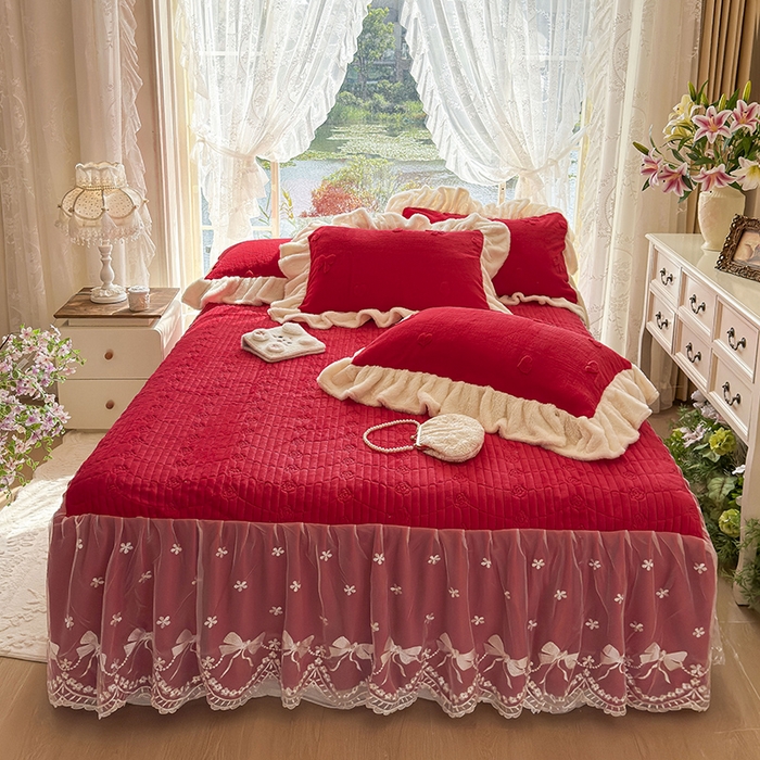 91家纺网 家纺一手货源 找家纺 宜凡家纺 2025新款兔绒提花牛奶绒夹棉床裙四件套 蝶舞 大红