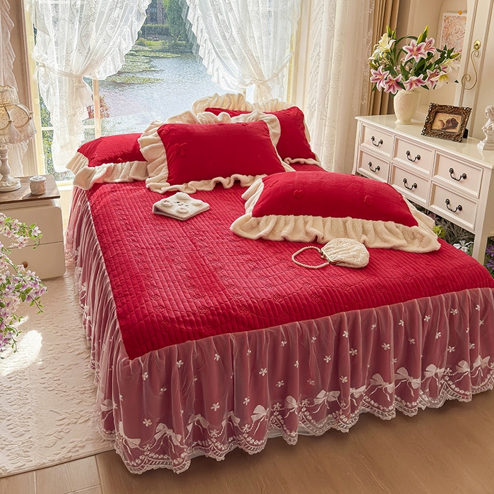 91家纺网 家纺一手货源 找家纺 宜凡家纺 2025新款兔绒提花牛奶绒夹棉床裙四件套 蝶舞 大红