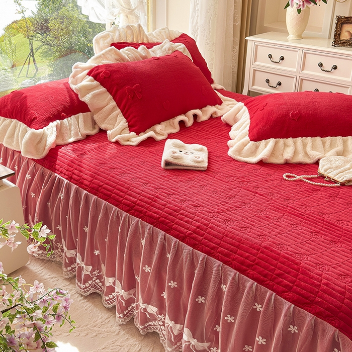 91家纺网 家纺一手货源 找家纺 宜凡家纺 2025新款兔绒提花牛奶绒夹棉床裙四件套 蝶舞 大红